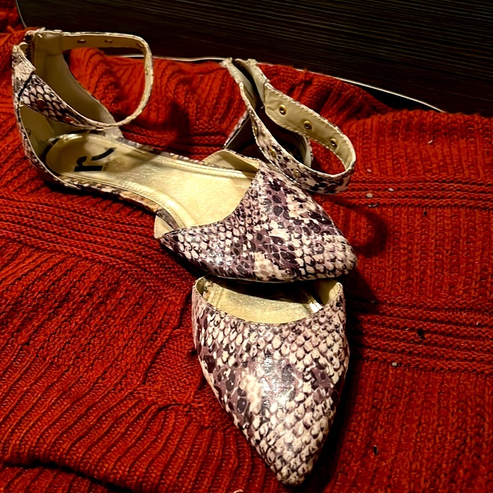 Report- Imitation Snake Pointy Sandal
